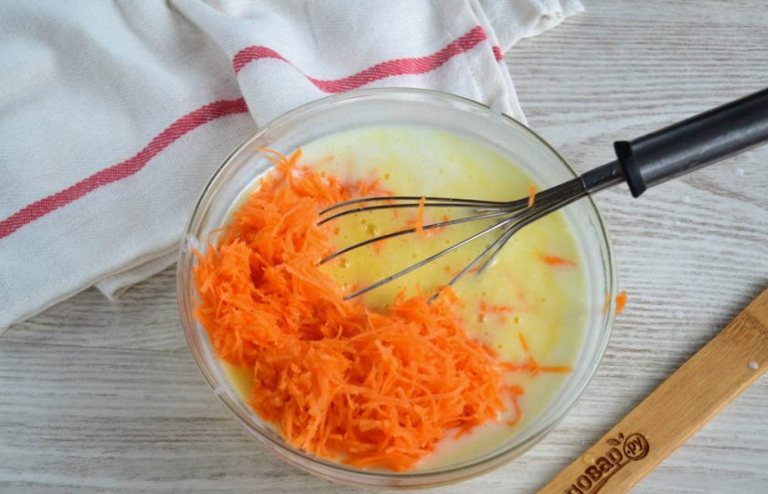 1. Этап. Оладьи с морковью на кефире: Морковь натрите на мелкой терке и добавьте в тесто для оладий. Перемешайте.