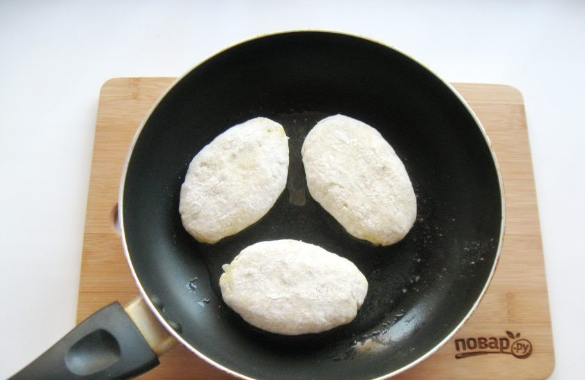 1. Этап. Жареные картофельные пирожки с квашеной капустой: Таким образом сделайте пирожки, обваляйте их в муке и выложите на горячую сковороду с маслом.