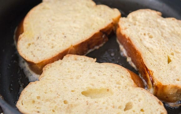 1. Этап. Французские тосты с карамелизированными бананами: 4. Выкладывайте ломтики хлеба на сковороду и жарьте около 3 минут до румяности с обеих сторон.