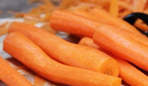 1. Этап. Аджика из помидоров на зиму: Моем морковь в холодной воде, чистим, натираем на терке.