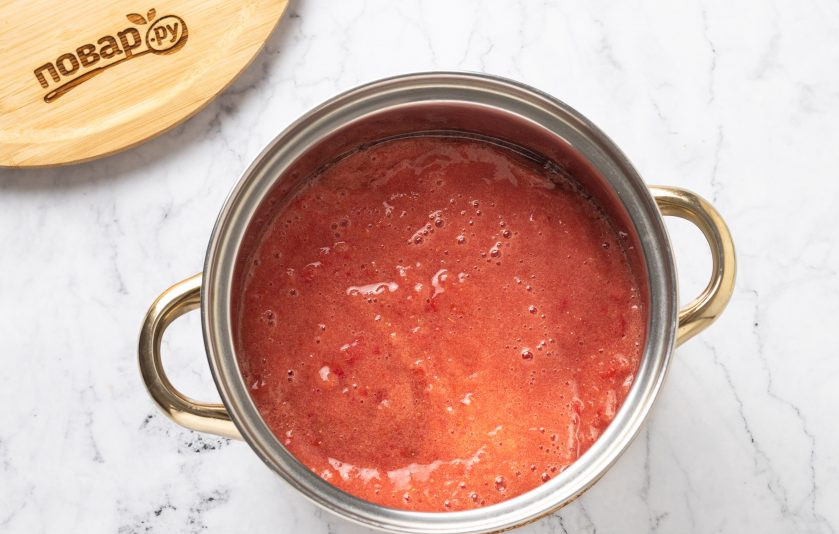 1. Этап. Сок томатный с мякотью: Перелейте томатное пюре в кастрюлю, добавьте соль. Доведете до кипения и на среднем огне проварите 10-12 минут.