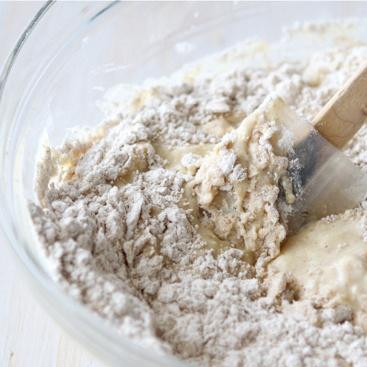 1. Этап. Банановые маффины с медом и арахисовым маслом: 4. Добавить полученную смесь в углубление в муке. Хорошо перемешать. Тесто будет плотным.