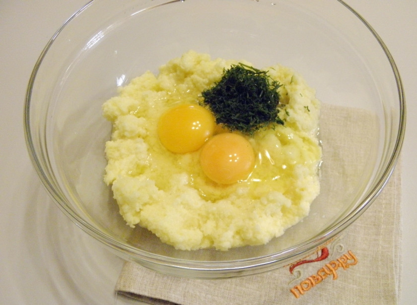 1. Этап. Картофельные оладьи: Картофельную массу переложите в удобную глубокую посудину. Добавьте яйца сырые и укроп. Перемешайте.