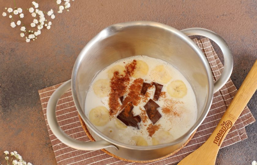 1. Этап. Шоколадно-банановый мусс: Добавьте поломанный на кусочки шоколад и корицу по вкусу.