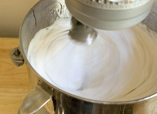 1. Этап. Пастила: Когда белки с желатиновой смесью поднимутся, добавить туда ванилин и продолжать взбивать до максимально густой массы.