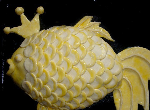 1. Этап. Пирог в виде рыбы: 3. Смазываем сырым яйцом и отправляем заготовку в разогретую до 200 градусов духовку. Поскольку все ингредиенты в пироге уже готовые, а слоеное тесто готовится быстро, за приготовлением прога нужно постоянно следить. У меня на его выпекание ушло около 30 минут (температура духовки была 180 градусов).