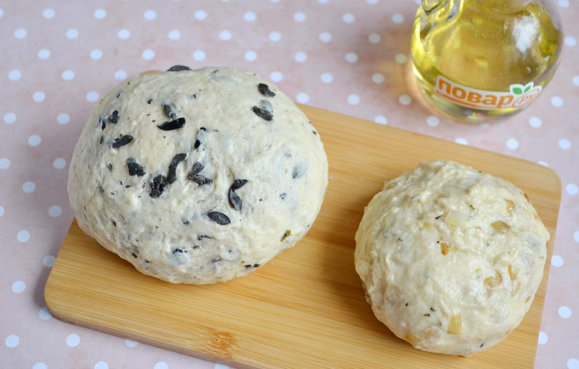 1. Этап. Булочки-косички: 8. Разделите тесто на 3 части, в первую положите жареный лук, вмешивайте миксером или руками, как удобно. Две другие соедините и положите в них рубленные маслины. Чтобы легче они 