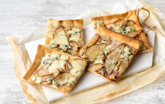 1. Этап. Пицца с грушами и сыром: 6. Подайте пиццу горячей. Приятного аппетита!