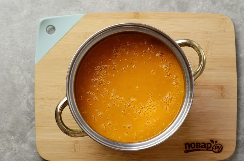 1. Этап. Австрийский тыквенный суп: Измельчите суп блендером до состояния однородного пюре.