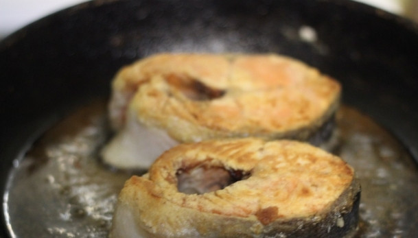 1. Этап. Стейк из нерки: 4. Обжариваем кусочки на среднем огне до появления легкой золотистой корочки (по 2-3 минуты с каждой стороны).