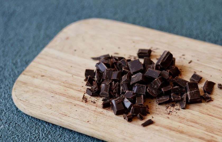 1. Этап. Шоколадная рисовая каша: Шоколад порубите ножом на мелкие кусочки.