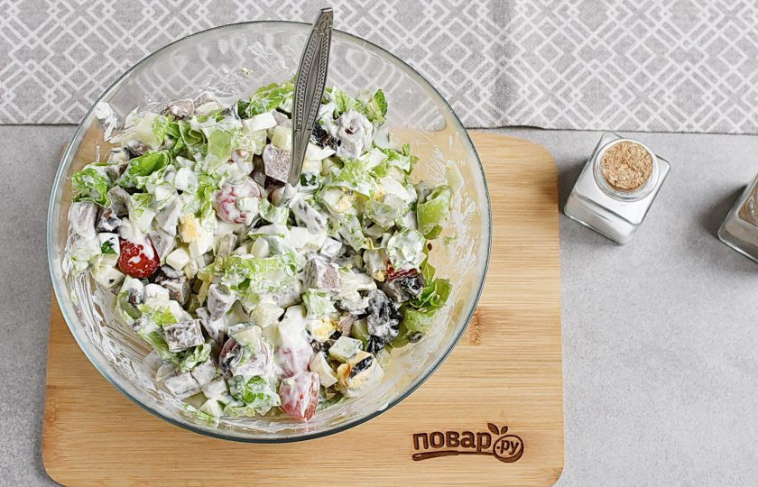 1. Этап. Салат Гурман с языком: Легко, но тщательно перемешайте салат.