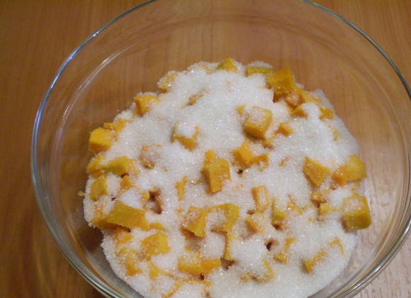 1. Этап. Варенье из тыквы в мультиварке: Засыпьте сахаром и оставьте на несколько часов пускать сок. Как только сок покроет всю тыкву - переходите к варке.