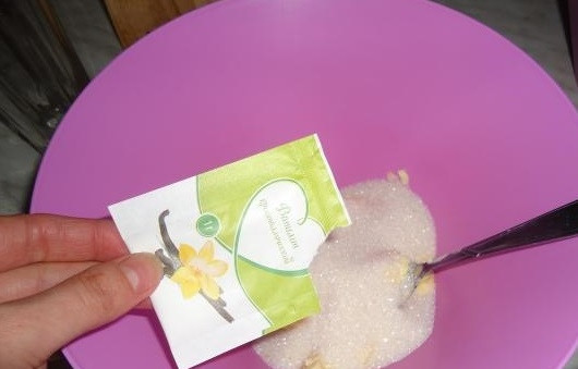 1. Этап. Вкусный пирог с вишней и творогом: 1. Разотрите размягченное сливочное масло с сахаром. Добавьте ванильный сахар.