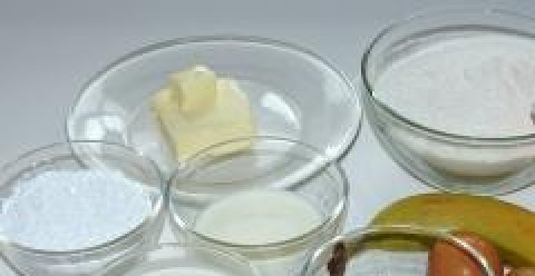 1. Этап. Сконы со сливочным кремом: Для начала, подготовим все необходимые нам ингредиенты. Сливочное масло должно быть комнатной температуры, а сливки 33% жирности. Также необходимо подготовить муку, яйца, молоко, сахарную пудру, ванилин, разрыхлитель, какао для обсыпки и банан для украшения.