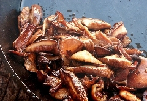 1. Этап. Борщ с грибами и фасолью: В небольшом количестве масла обжарить отваренные до полуготовности грибы.