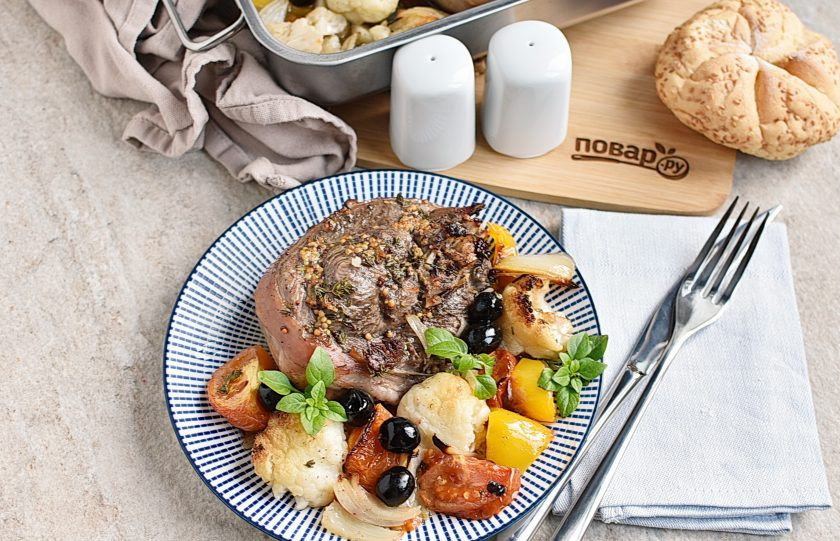 1. Этап. Индейка с овощами: Подавайте индейку с овощами горячей, украсив свежей зеленью по вкусу.