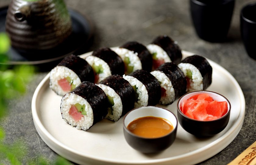 1. Этап. Роллы с тунцом и кунжутным соусом: Нарежьте роллы толщиной 1 сантиметр, выложите на плоскую тарелку и подавайте с кунжутным соусом и маринованным имбирем. Приятного аппетита!