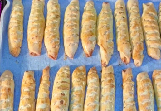 1. Этап. Булочки-трубочки с творогом и повидлом: 14. Выпекаем трубочки в разогретой до 180 С духовке 15-20 минут до румяного цвета.