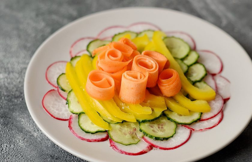 1. Этап. Карпаччо из овощей: Морковь сверните в трубочки. Выложите сверху. Полейте заправкой.