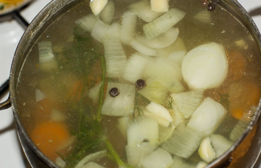 1. Этап. Рыбный суп из щуки: 7. Добавить лавровый лист, перец горошком и влить при желании немного водки.