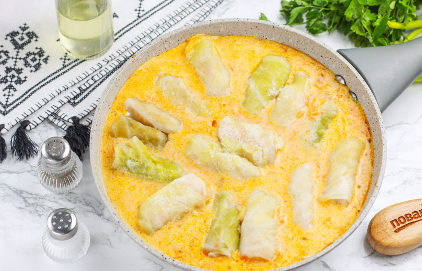 1. Этап. Замороженные голубцы на сковороде: Выложите замороженные голубцы в заливку, накройте сковороду крышкой и тушите на умеренном нагреве голубцы примерно 15-20 минут в зависимости от их величины.