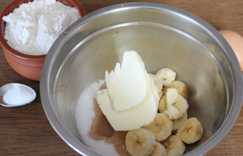 1. Этап. Песочное печенье с бананом: Кладем мягкое сливочное масло.