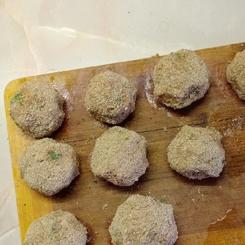 1. Этап. Курица по-китайски: Обвалять заготовки в панировочных сухарях и убрать в морозильную камеру на 10мин.