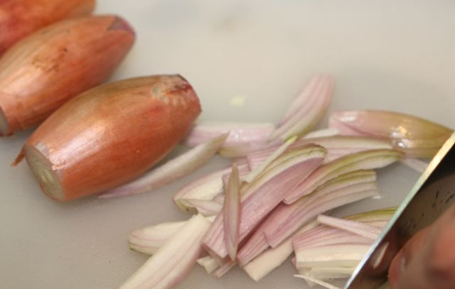 1. Этап. Кролик, тушеный с овощами: Лук режем.