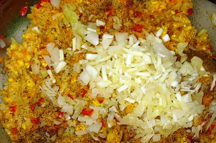 1. Этап. Вегетарианские голубцы с паниром: Срежьте утолщения у листьев, мелко их нарежьте и добавьте в рис с овощами.