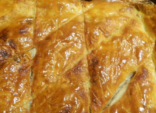 1. Этап. Ленивая пахлава из лаваша: 11. Достаем из духовки пахлаву, сразу же поливаем сиропом. Затем оставляем в форме на несколько часов, чтобы пахлава пропиталась сиропом.