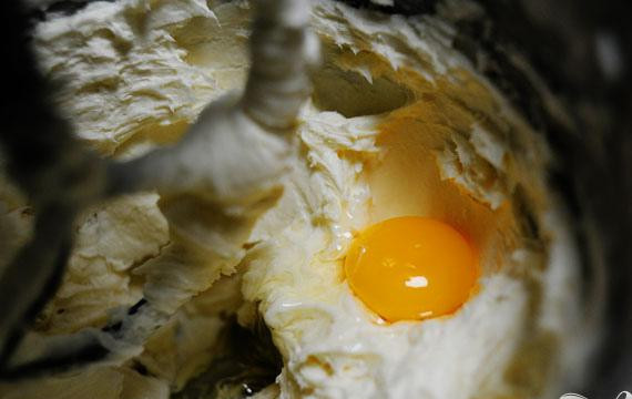 1. Этап. Ежевичный чизкейк: 3. Приготовить начинку. Взбить сливочный сыр и сахар до получения однородной массы. Добавить яйца по одному, взбивая после каждого добавления. Добавить сметану и перемешать еще раз.