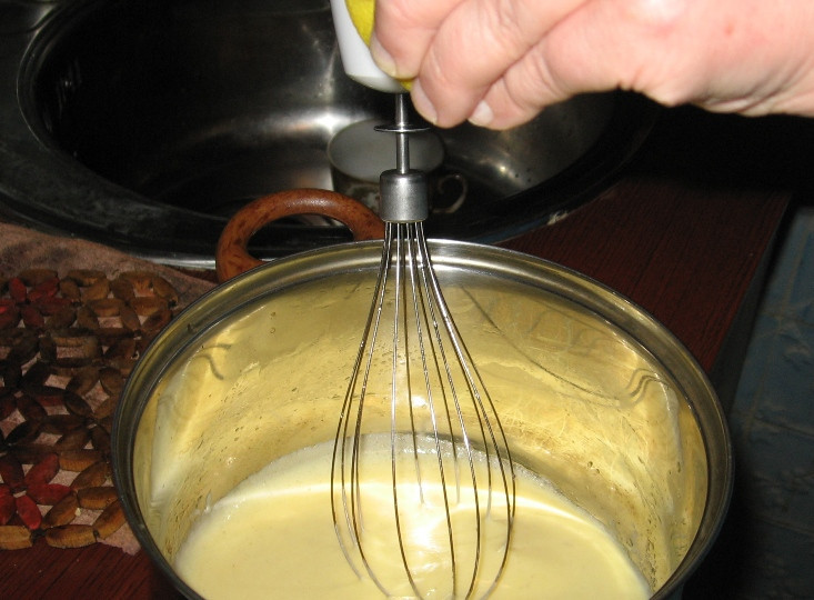 1. Этап. Соус для горбуши: Когда нужная консистенция будет достигнута, добавляем в соус лимонный сок и перемешиваем все, снимаем кастрюльку с водяной бани.