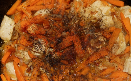 1. Этап. Плов с куриным филе: Обжариваем мясо, пока оно не поменяет цвет на белый, а затем выкладываем в казан морковь и добавляем специи. Тушим на среднем огне, помешивая, пока морковь не станет мягкой (минут 10).