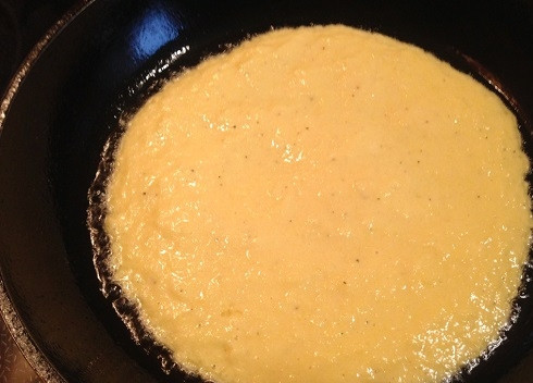 1. Этап. Картофельная пицца на сковороде: Хорошо разогреваем сковороду с растительным маслом и выкладываем картофельную массу. Разравниваем. Диаметр сковороды — 22 см.