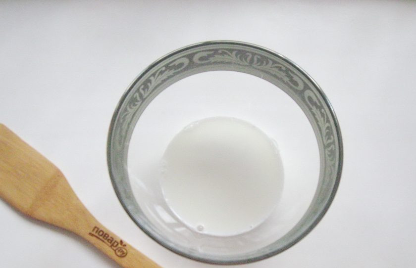 1. Этап. Пирожки Минутка из чудо-теста: Добавьте теплое молоко и сахар. Хорошо перемешайте с дрожжами.