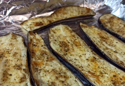 1. Этап. Баклажаны, запеченные с плавленым сыром: Готово! Баклажаны мягкие и сочные, они полностью готовы к употреблению.