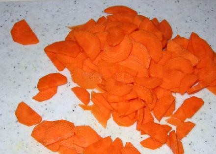 1. Этап. Тройной бобовый салат: Морковку нарезаем кружками.