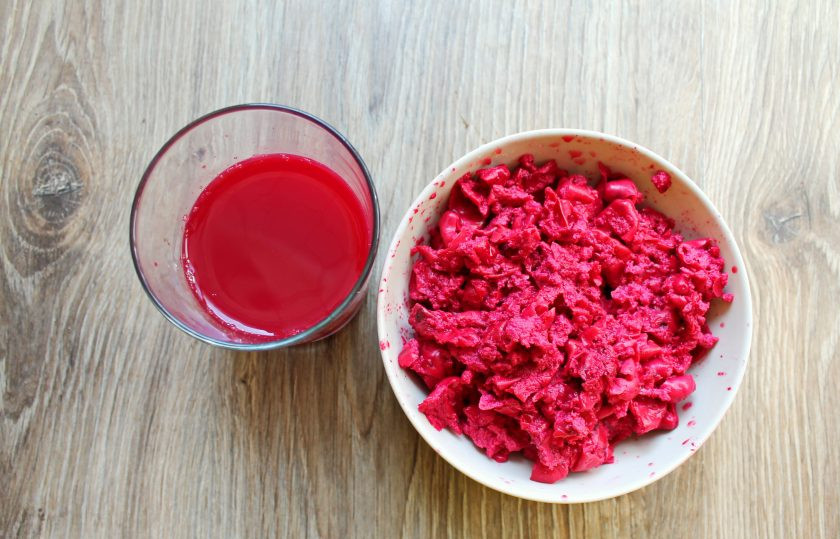 1. Этап. Ткемали из кизила: Процедите кизиловый отвар, а ягоды освободите от косточек.