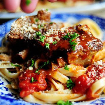 1. Этап. Рёбрышки в томатном соусе: И слегка украсьте петрушкой. Приятного аппетита.