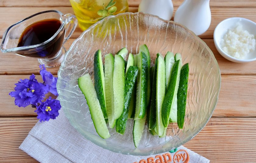 1. Этап. Ве-ча: Добавьте к ним соль, перемешайте и оставьте, чтобы стекал сок, на 15 минут.