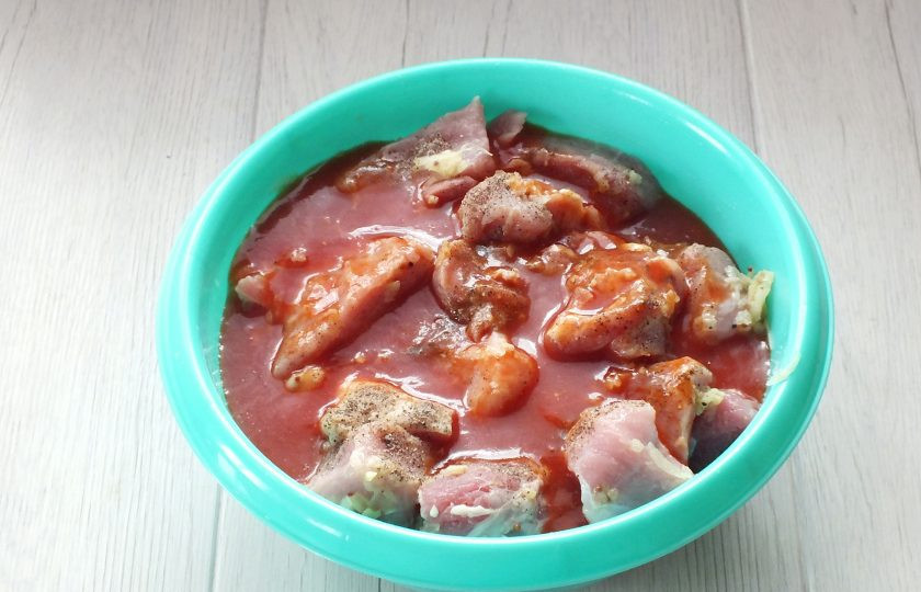 1. Этап. Шашлык в томатном соке: Залейте мясо томатным соком.