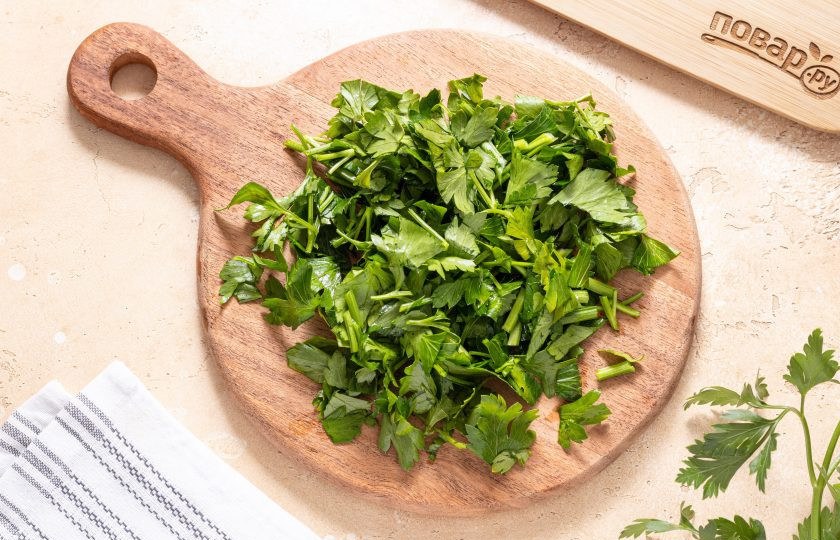 1. Этап. Сок петрушки: Затем крупно нарежьте вместе со стеблями.