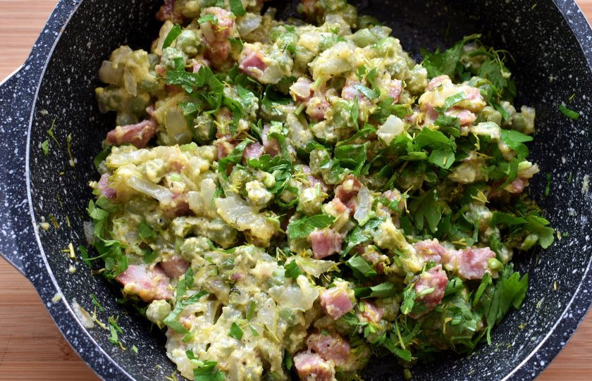 1. Этап. Зразы Беловежские: Немного охладите начинку и добавьте рубленную зелень укропа и петрушки. Перемешайте.