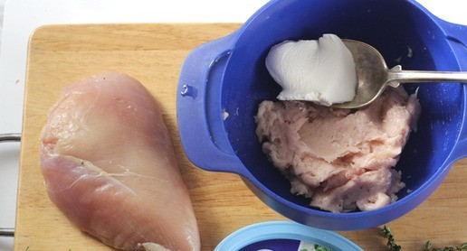 1. Этап. Фаршированный окорочок: Филе куриной грудки нарезать на кусочки измельчить в чаше блендера