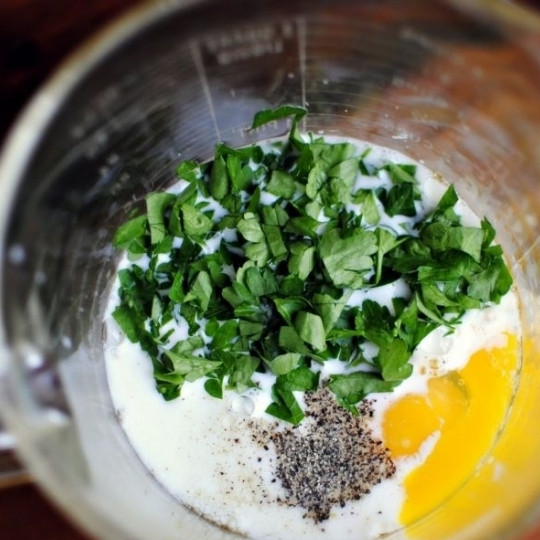 1. Этап. Суфле с картофелем и колбасками: Добавляем петрушку к яичной смеси.