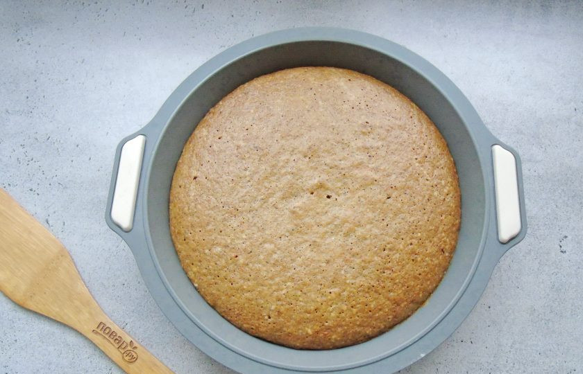 1. Этап. Морковный пирог с грецкими орехами и корицей: Выпекайте пирог 40-45 минут. Готовность проверьте деревянной палочкой, которая при накалывании пирога должна выходить сухой.