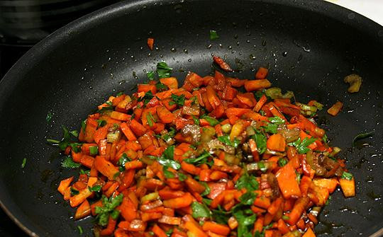 1. Этап. Салат из чечевицы с копченой рыбой: Готовую поджарку посолить и поперчить, добавить к ней бальзамический уксус.