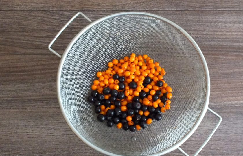 1. Этап. Компот из облепихи и черноплодной рябины: Ягоды переберите, удалите веточки и листочки. Промойте под проточной водой. Оставьте на время, чтобы стекла вода.