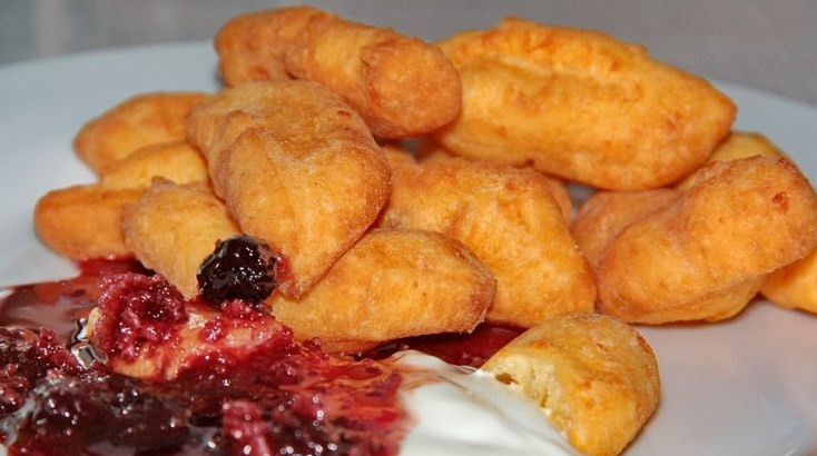 1. Этап. Баурсаки из творога: Подавать готовые баурсаки из творога можете с вареньем или сметаной к чаю. Приятного аппетита!